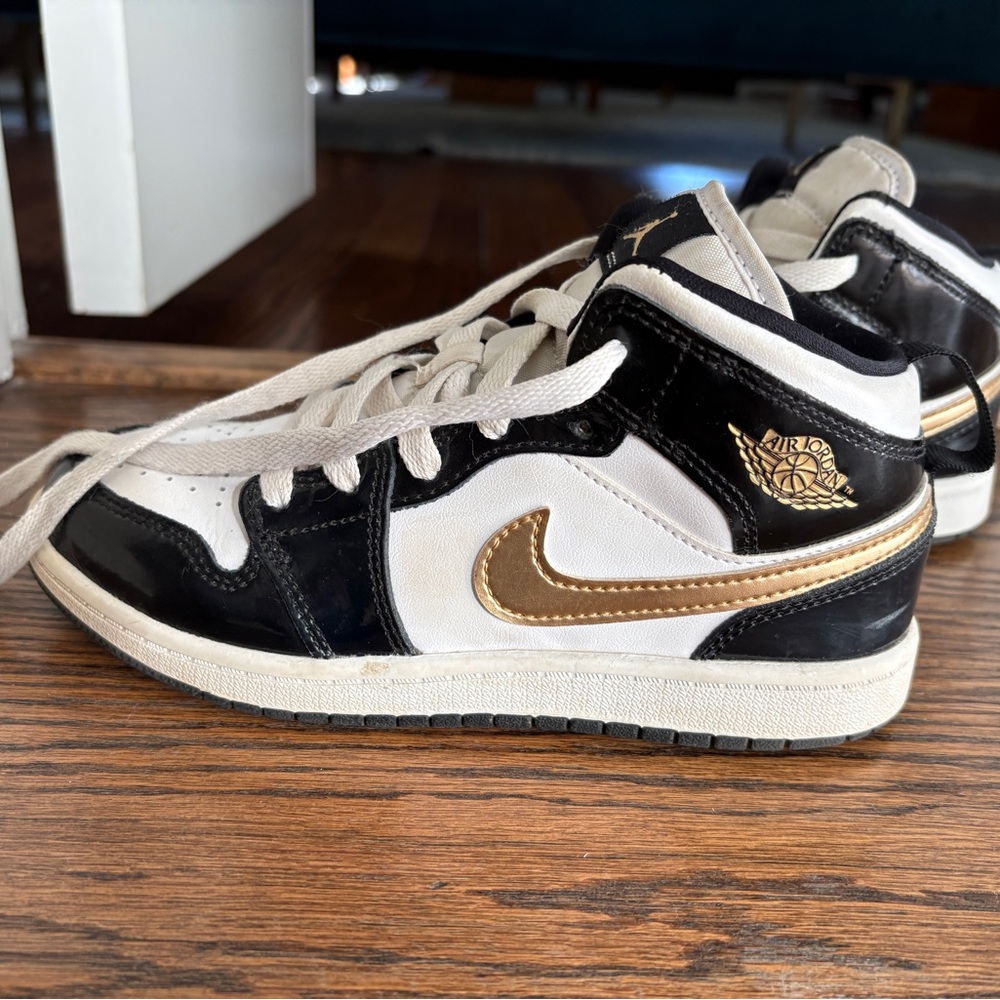 Nike Air Jordan Mid, size 2.5 youth, Black and Gold